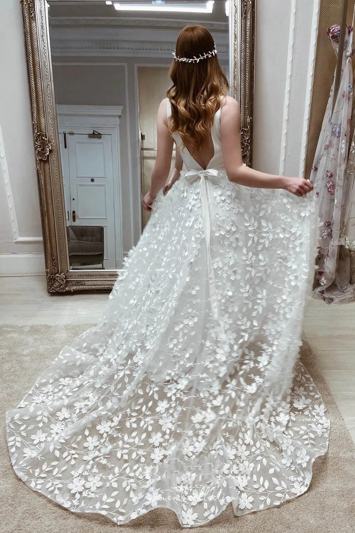 Elegant A-line V-neck Flower Appliques Wedding Dress