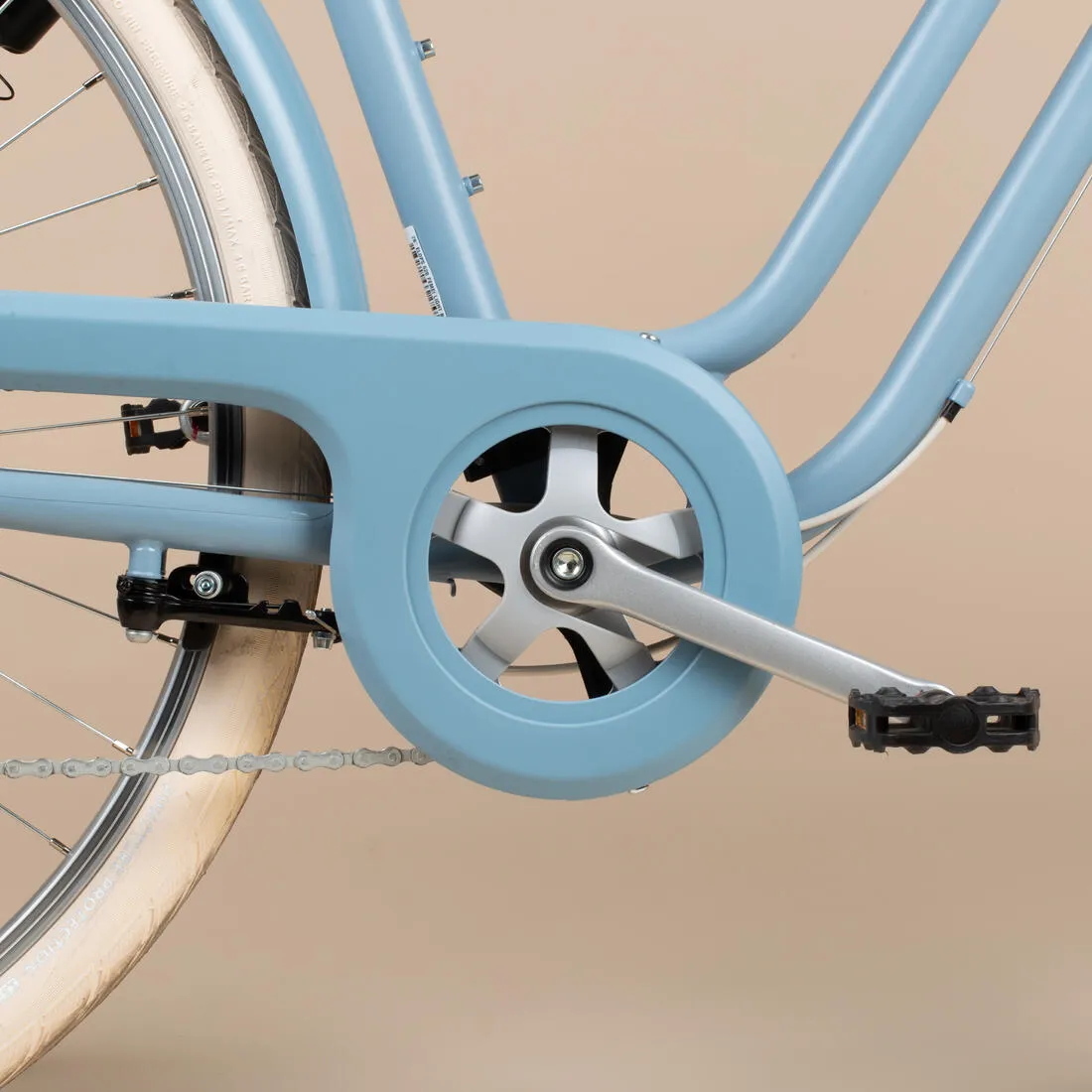 Fully-equipped, 6-speed low frame city bike