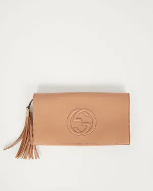 Gucci Beige Pebbled Leather Soho Tassel Clutch
