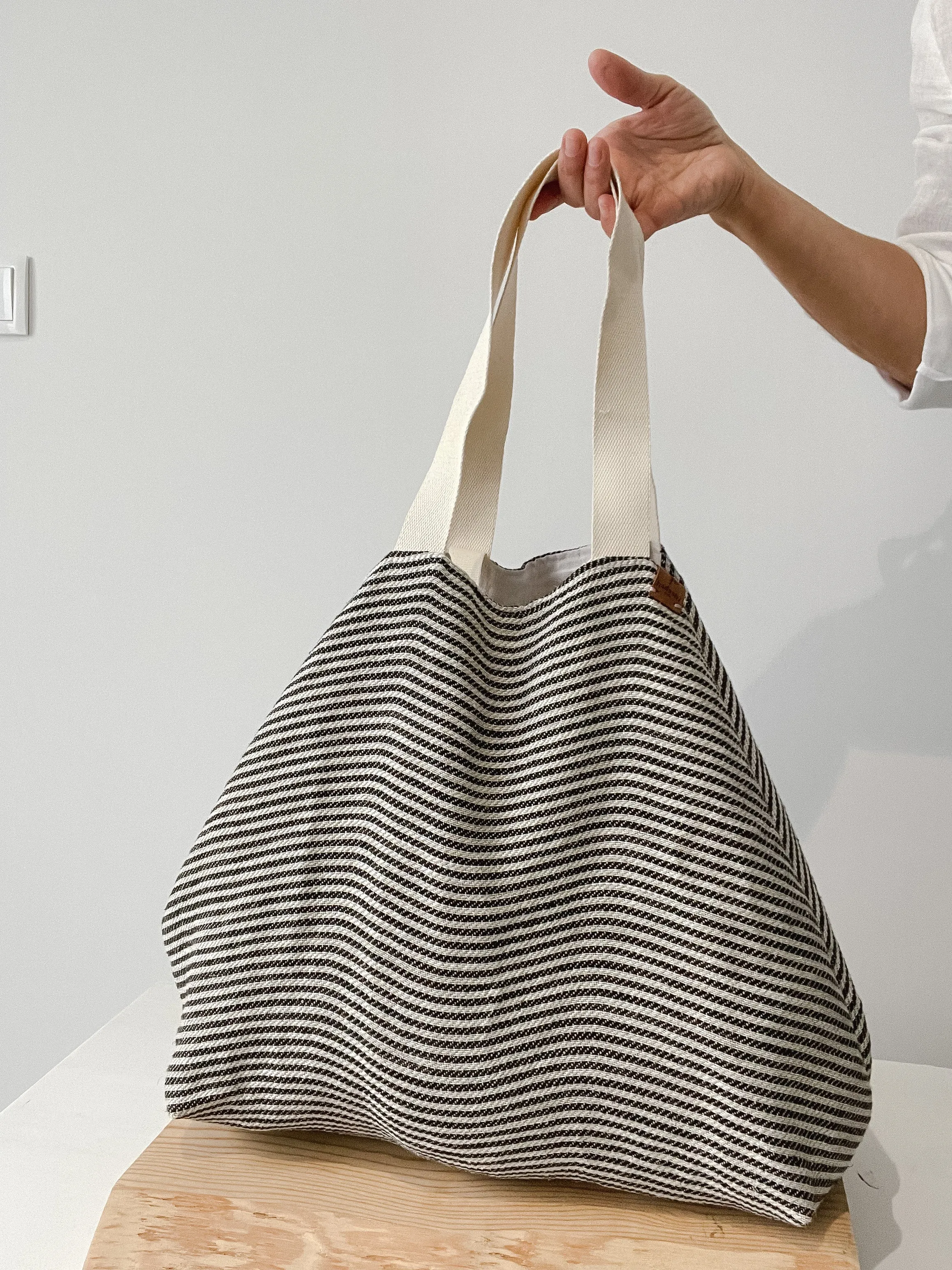 MIDI beach bag: black thin stripes