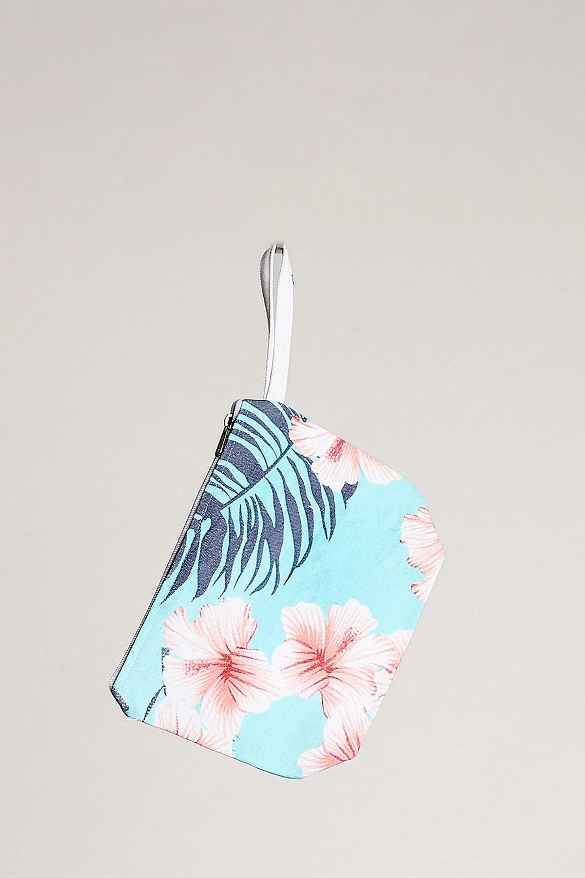 Nina Pouch sea
